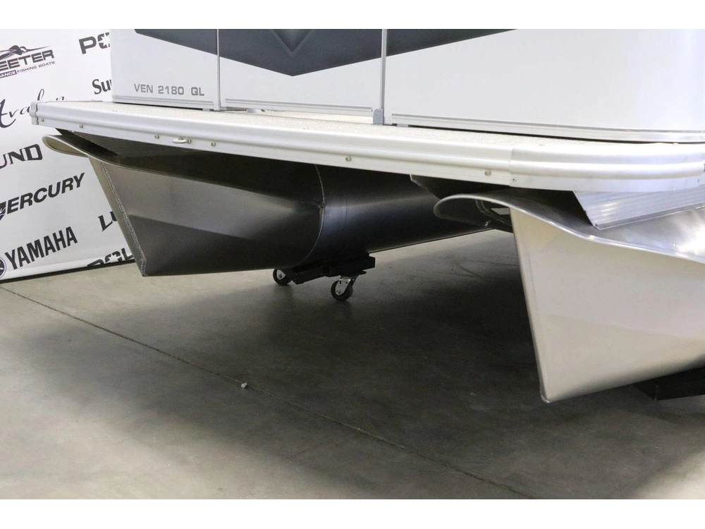 2026 Avalon Venture 2180 Quad Lounger + Yamaha 70 Hp alt