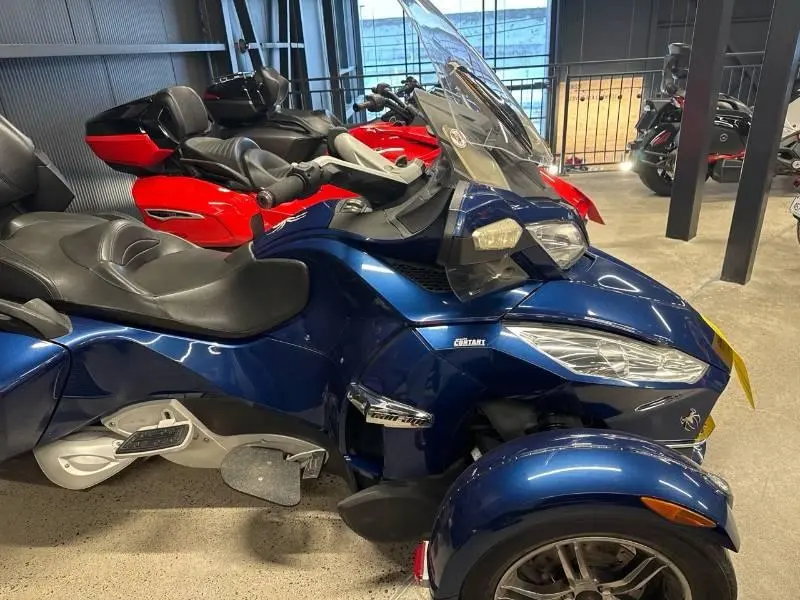 2011 Can-Am Spyder RT-S (SE5) thumbnail 2