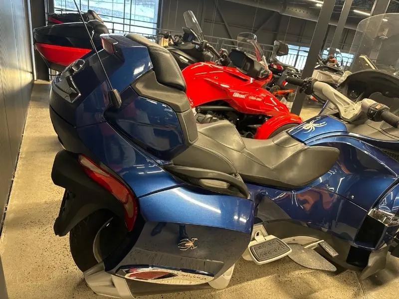 2011 Can-Am Spyder RT-S (SE5) thumbnail 5