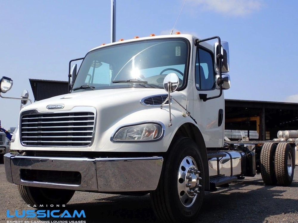 2013 Freightliner M2106