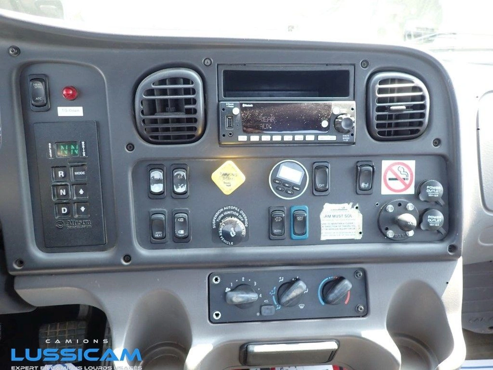 2013 Freightliner M2106