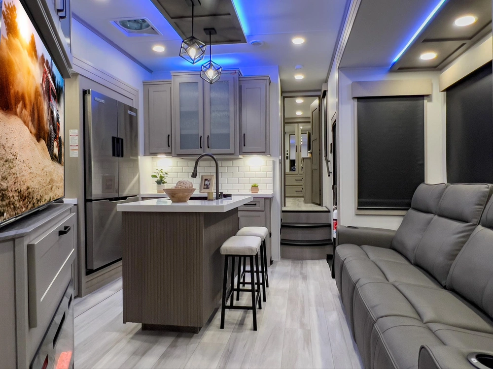 2024 Grand Design Momentum 381ms alt