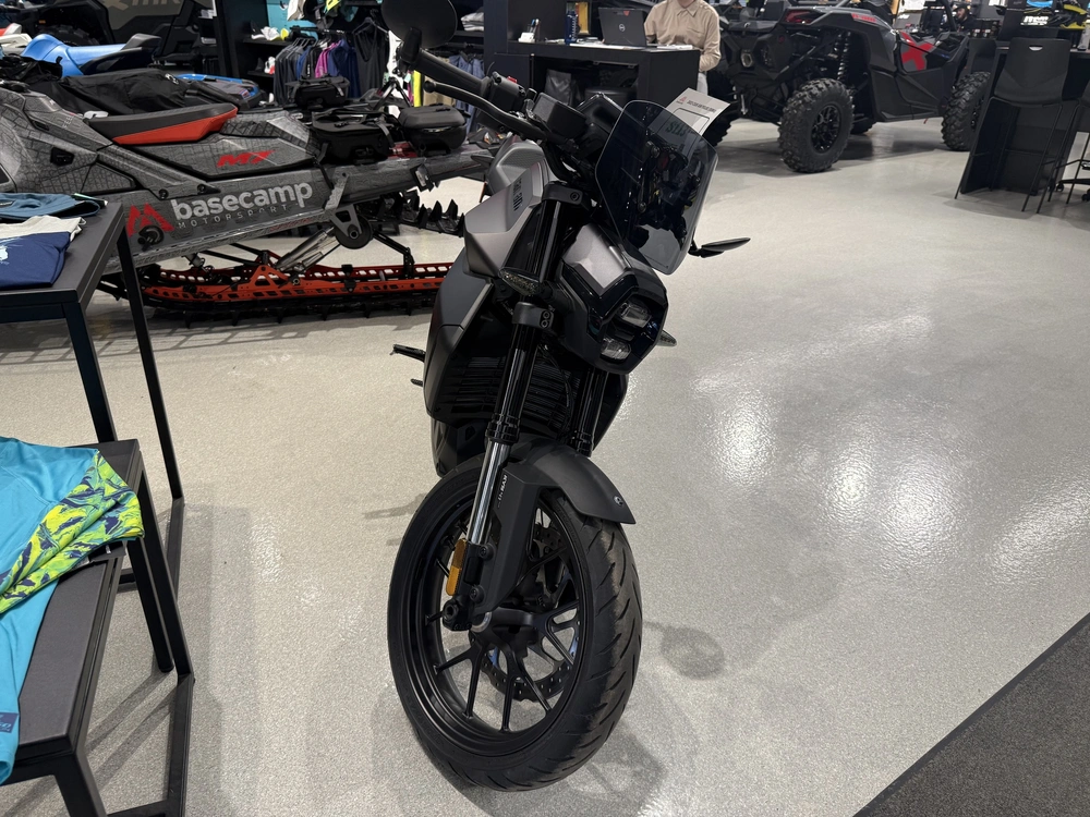 2025 Can-am J9se alt