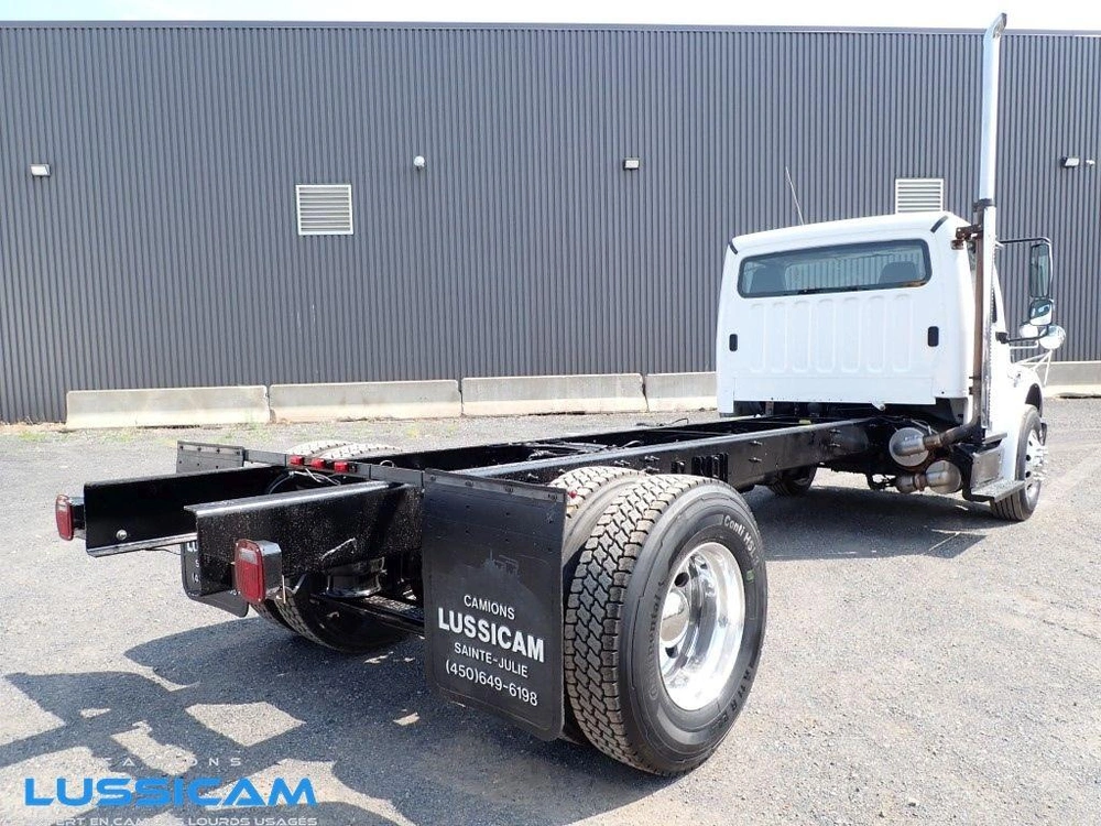 2013 Freightliner M2106