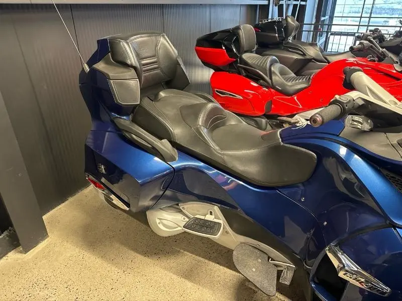 2011 Can-Am Spyder RT-S (SE5) thumbnail 3