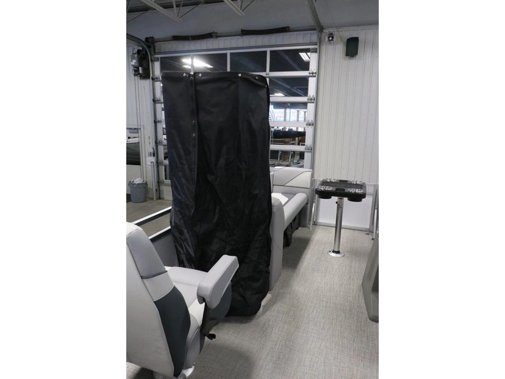 2026 Avalon Venture 2180 Quad Lounger + Yamaha 70 Hp alt