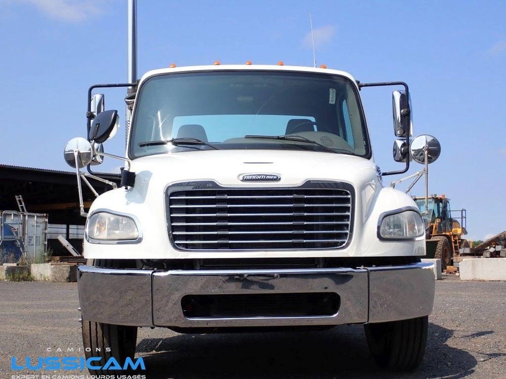 2013 Freightliner M2106