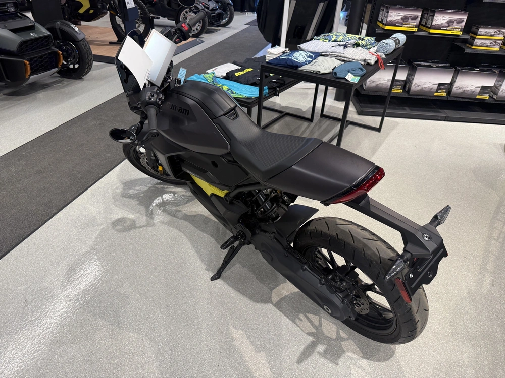 2025 Can-am J9se alt