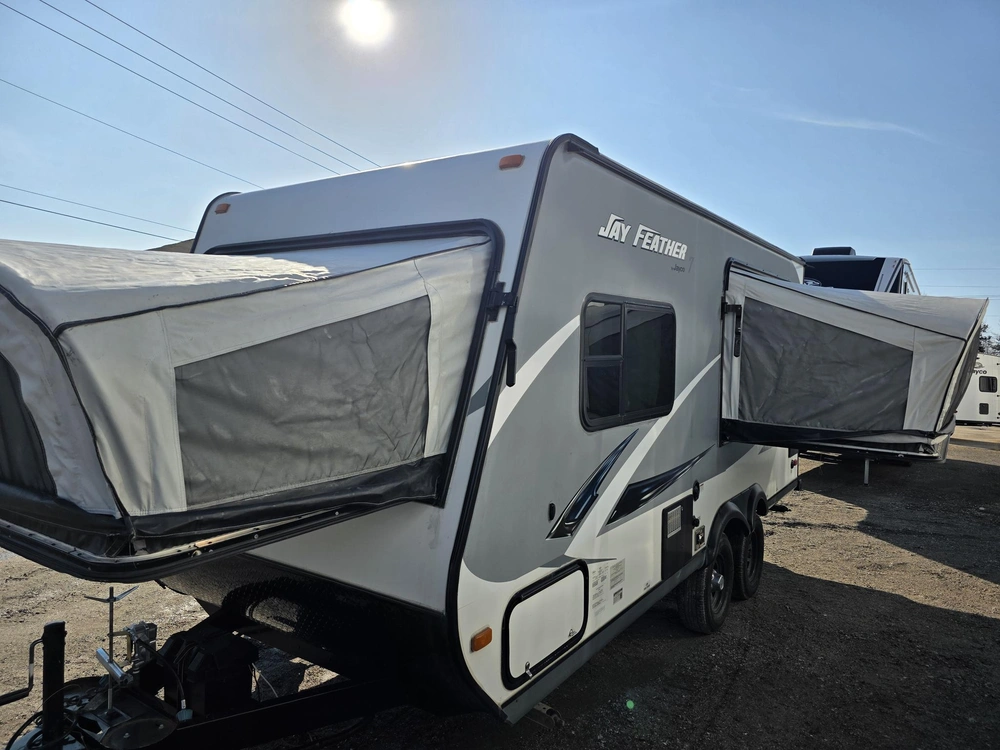 2016 Jayco Jay Feather 17xfd alt