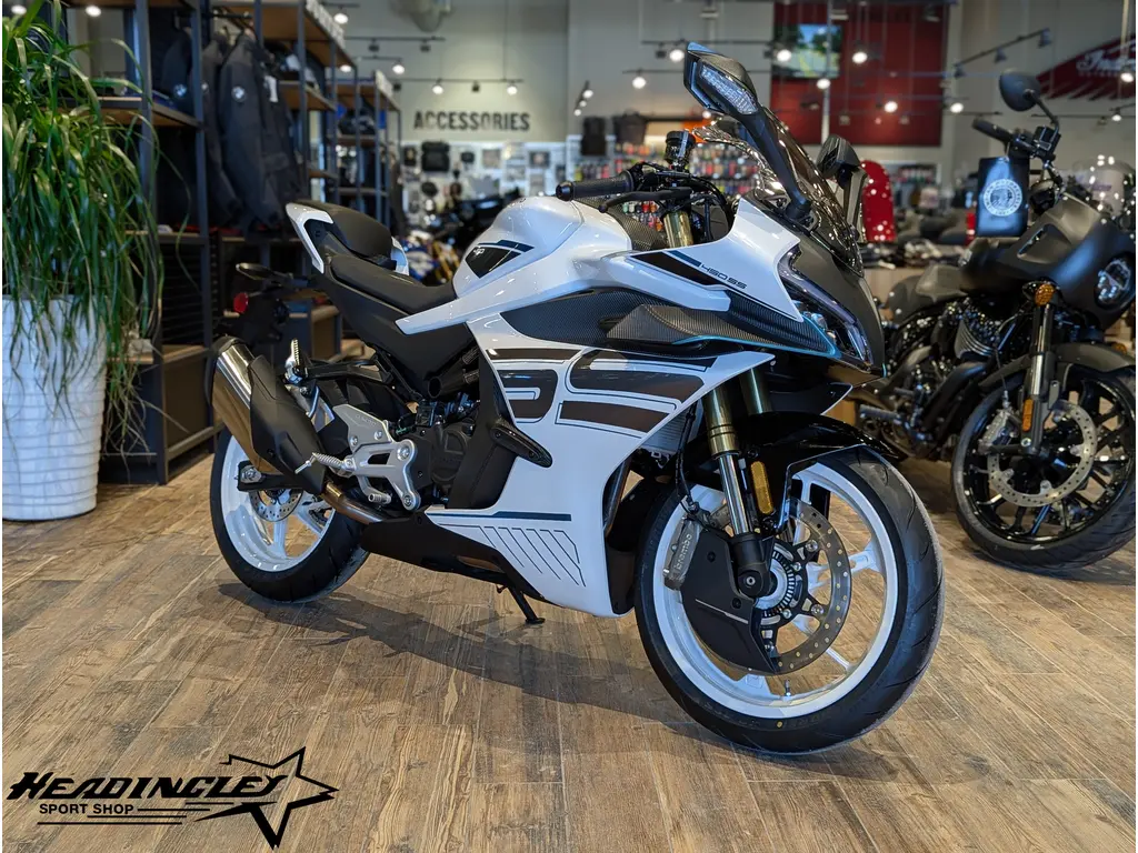 2026 CFMOTO 450SS // Nebula White 