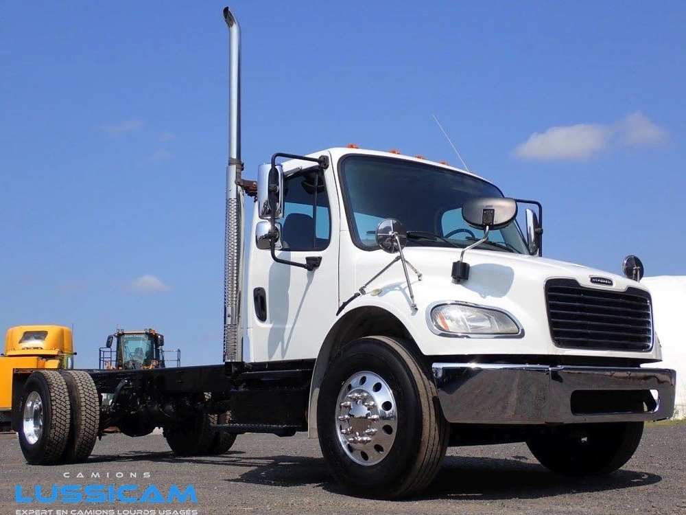 2013 Freightliner M2106