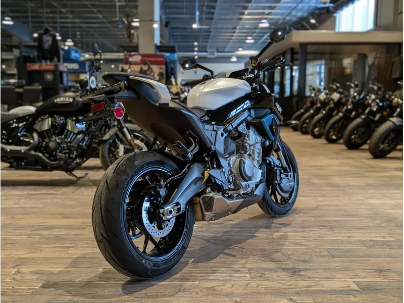 2026 CFMOTO 675NK // Glacier White thumbnail 11
