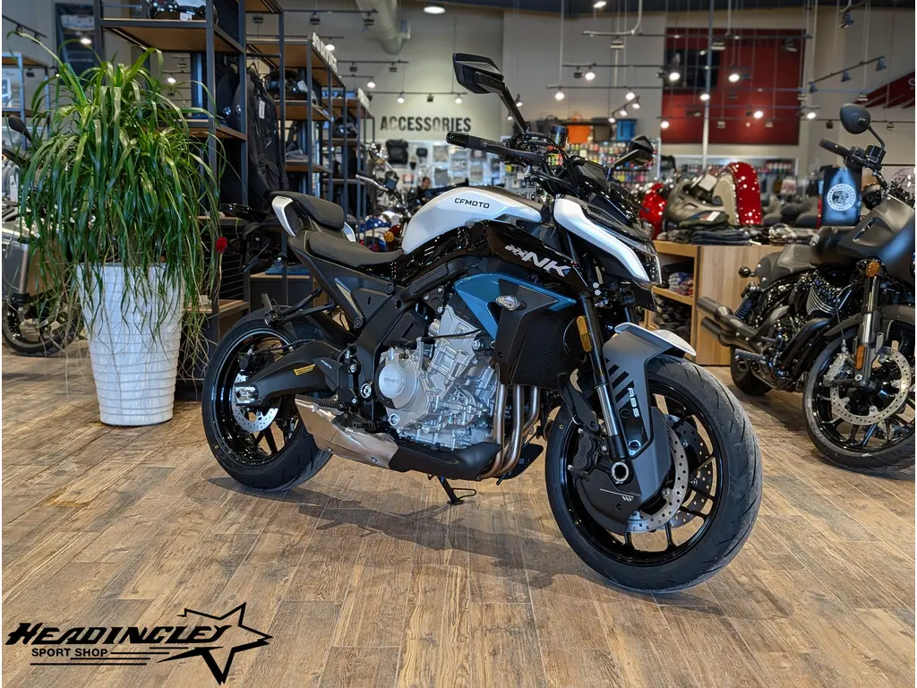 2026 CFMOTO 675NK // Glacier White 