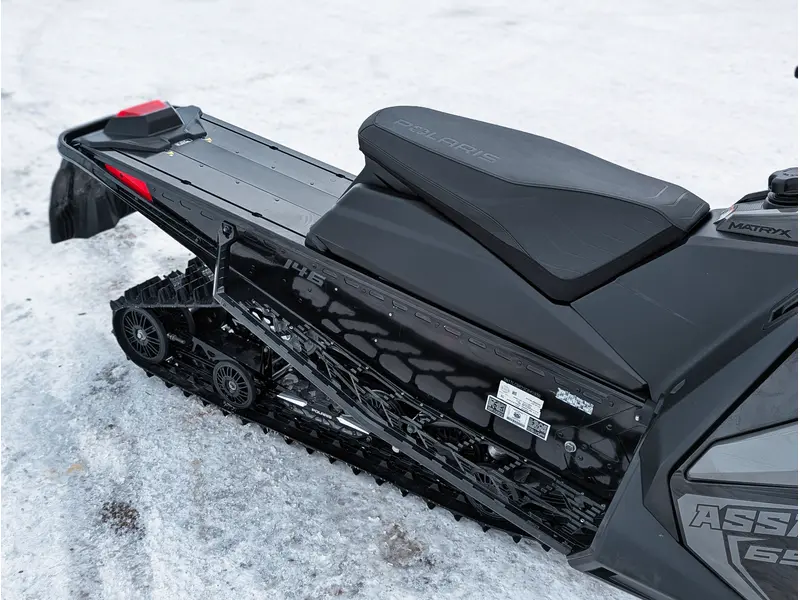 2025 Polaris 650 Switchback Assault 146 // Shadow Gray/Gloss Black