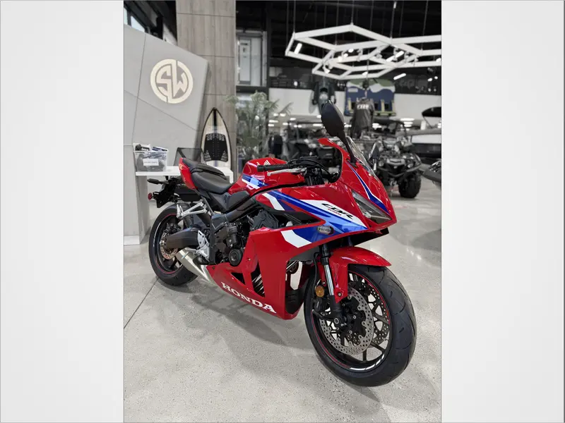2026 Honda Cbr650r E-clutch (abs) alt