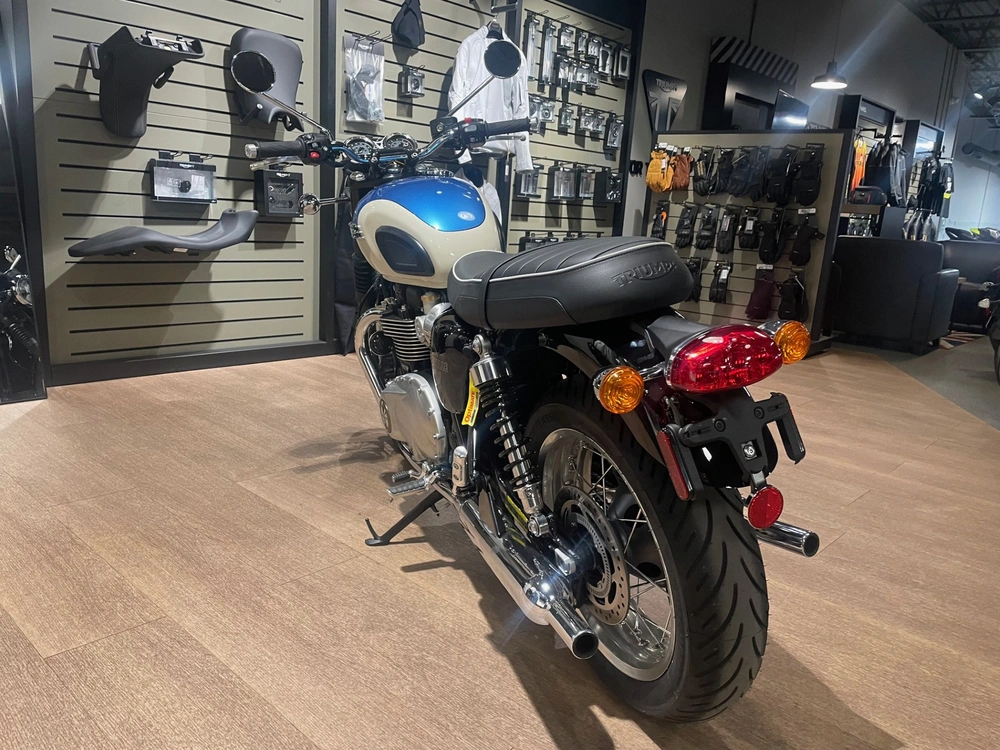 2026 Triumph Boneville T120 - Aegan Blue/new Eng White alt