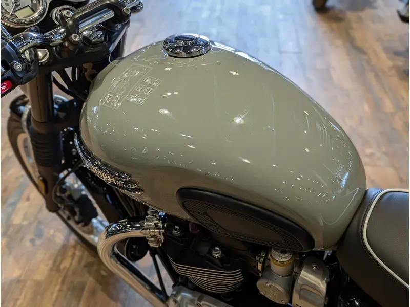 Triumph Bonneville T120 // Stone Grey 2026