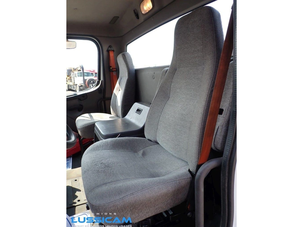 2013 Freightliner M2106