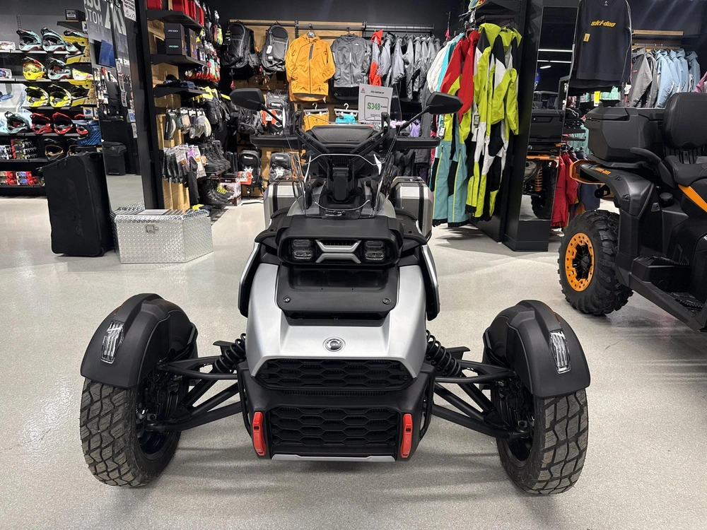 2025 Can-am J2sa alt