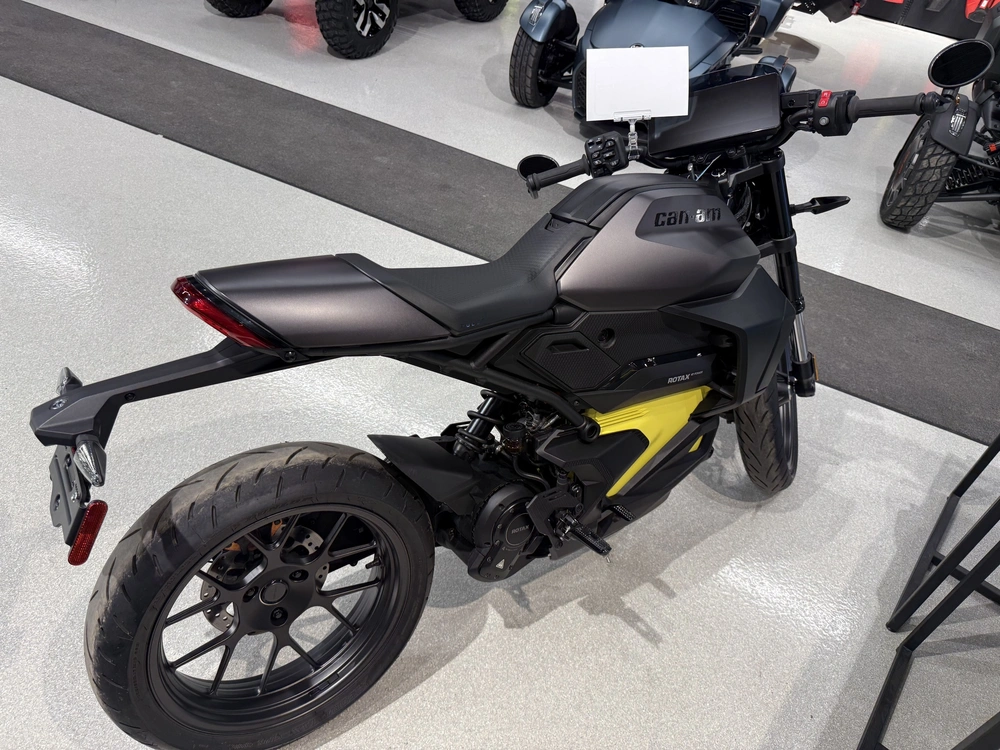 2025 Can-am J9se alt