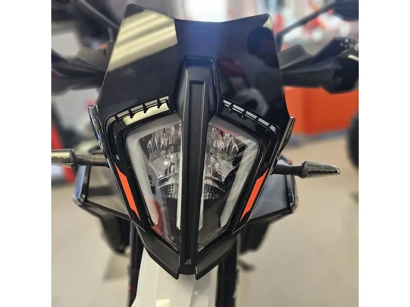 2024 KTM 890 SMT thumbnail 6