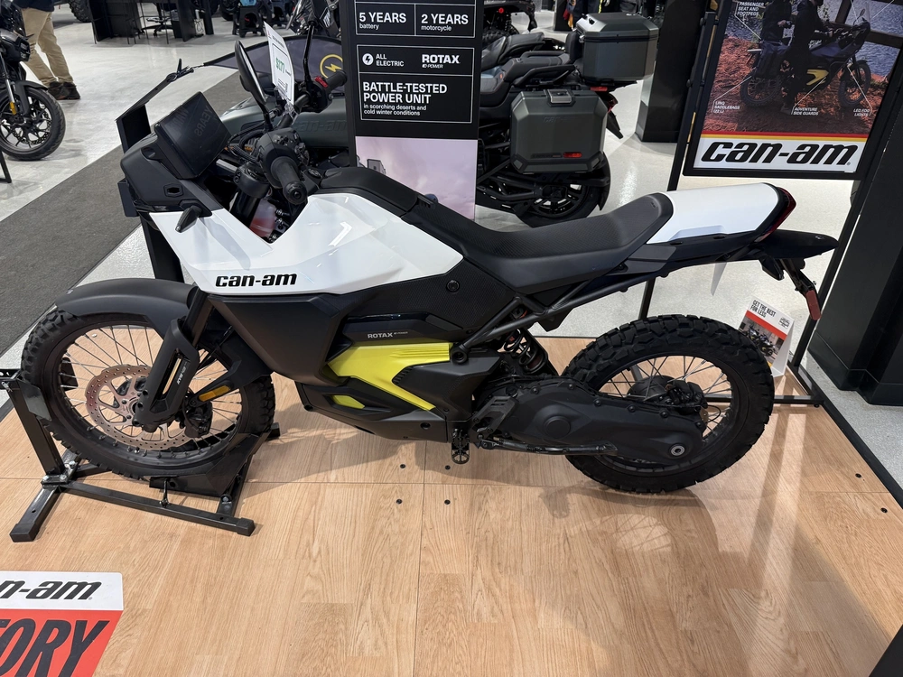 2025 Can-am 2w Origin Ev46-27 Wh 25 alt