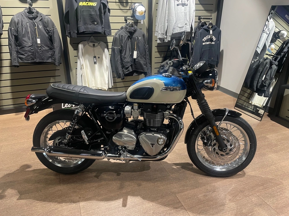 2026 Triumph Boneville T120 - Aegan Blue/new Eng White alt