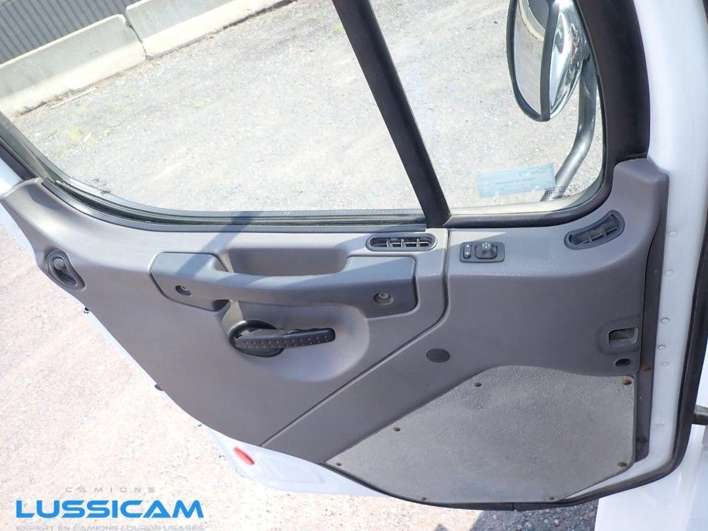 2013 Freightliner M2106