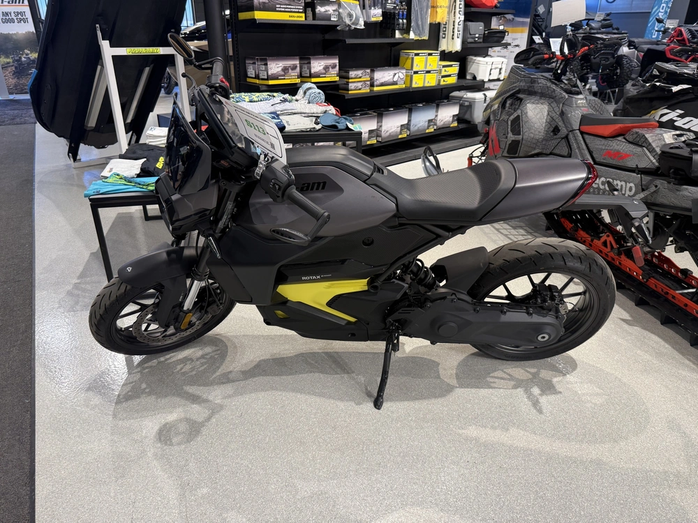 2025 Can-am J9se alt