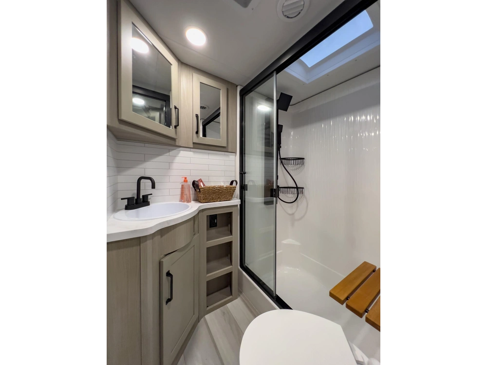 2024 Grand Design Momentum 381ms alt