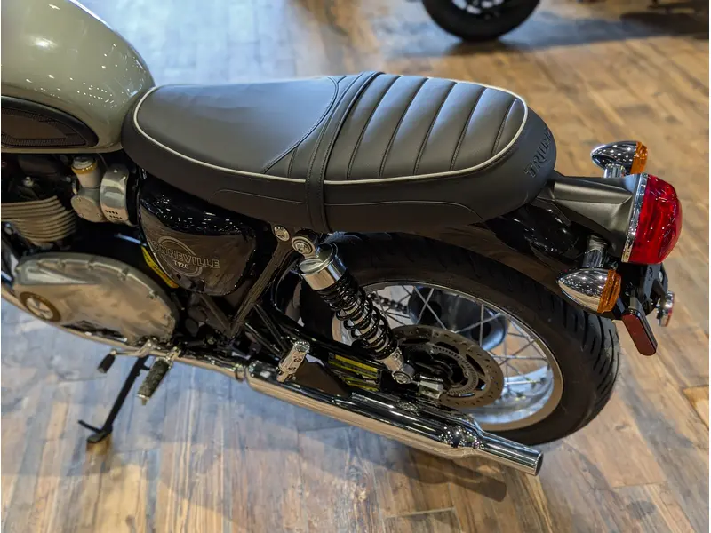 Triumph Bonneville T120 // Stone Grey 2026