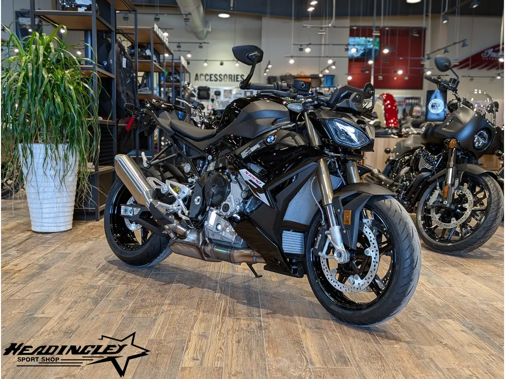 2026 BMW S 1000 R // Black Storm Metallic 