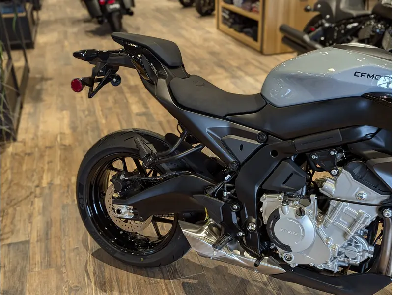 2026 CFMOTO 675NK // Tundra Grey thumbnail 10