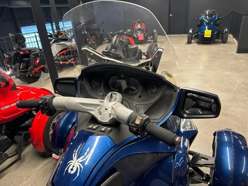 2011 Can-Am Spyder RT-S (SE5) thumbnail 4