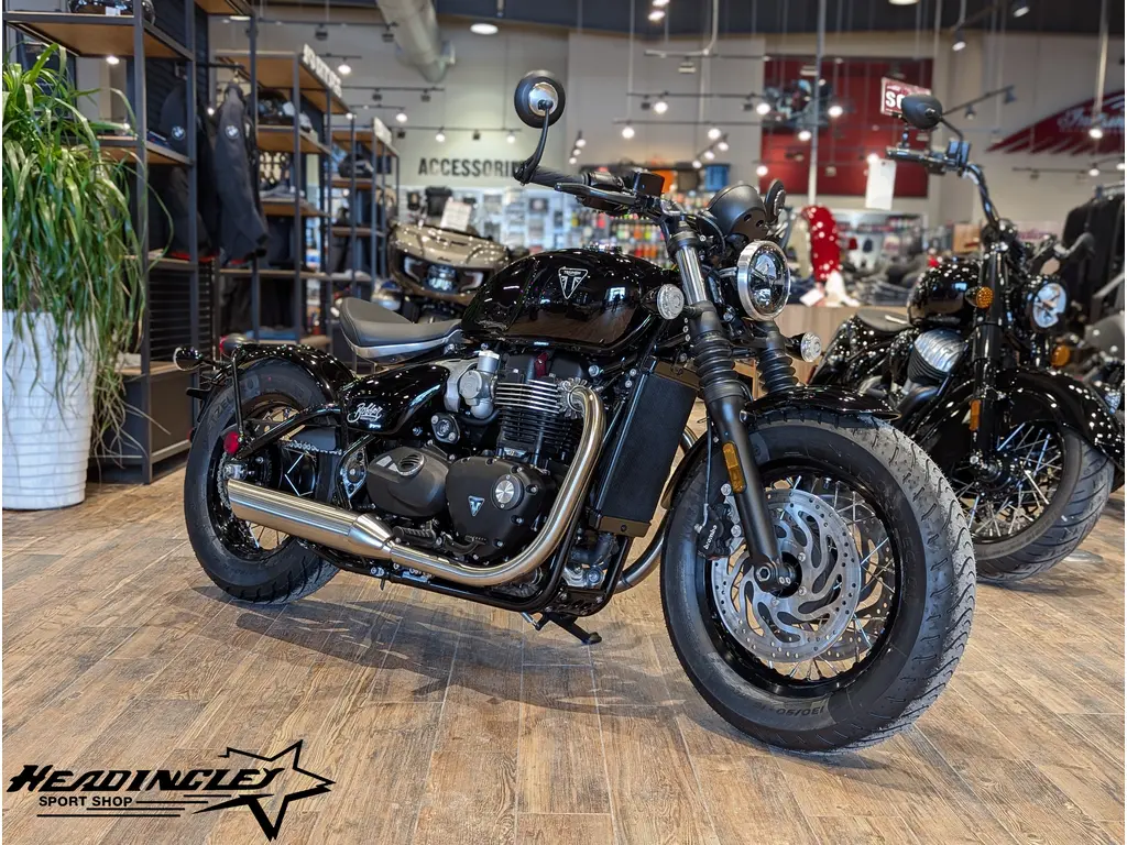 2026 Triumph Bonneville Bobber // Jet Black 