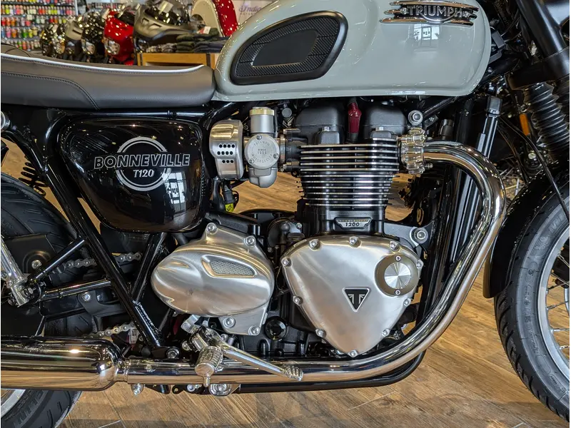 Triumph Bonneville T120 // Stone Grey 2026