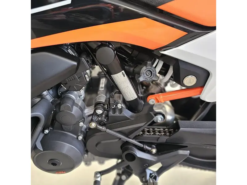 2024 KTM 890 SMT thumbnail 14