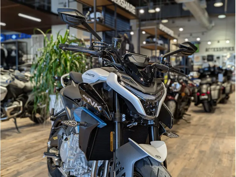 2026 CFMOTO 675NK // Glacier White thumbnail 3
