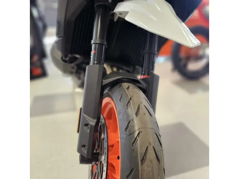 2024 KTM 890 SMT thumbnail 11