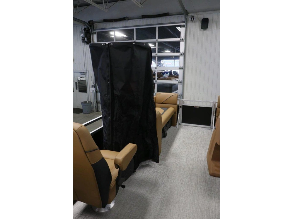 Avalon Venture 2180 Quad Lounger + Yamaha 70 Hp 2026 alt
