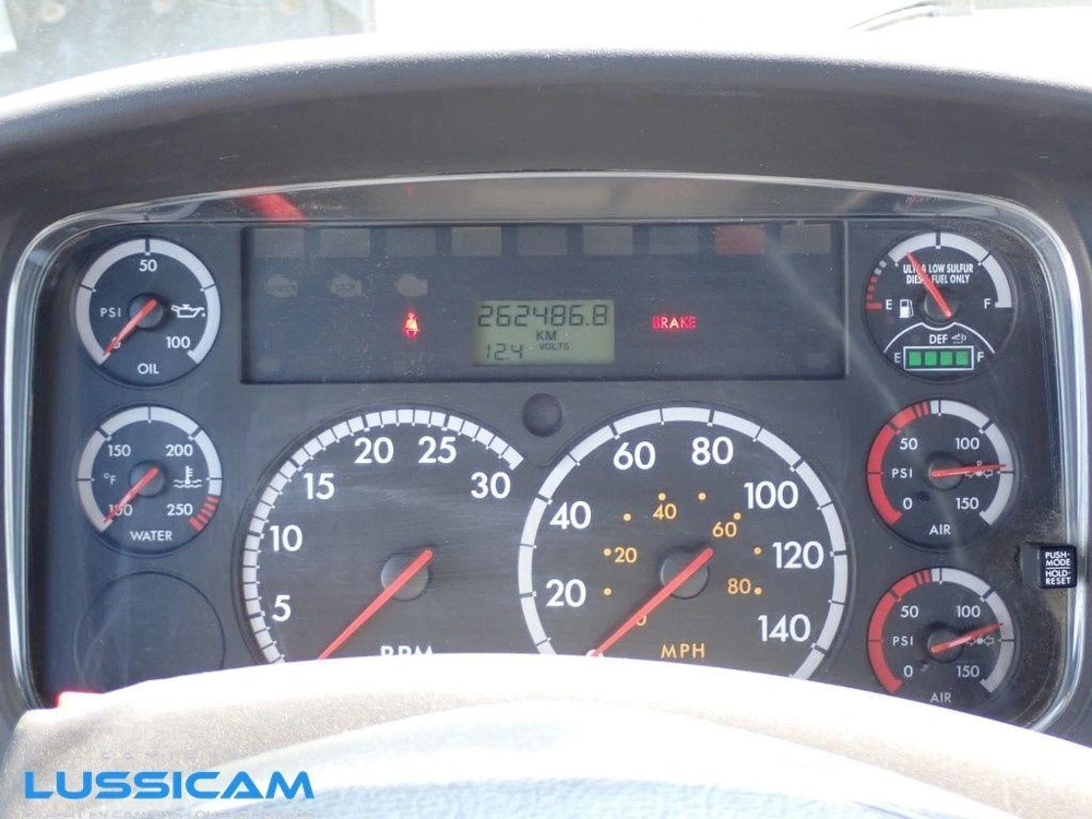 2013 Freightliner M2106