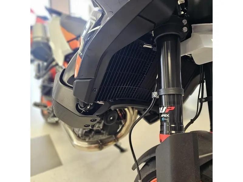 2024 KTM 890 SMT thumbnail 12