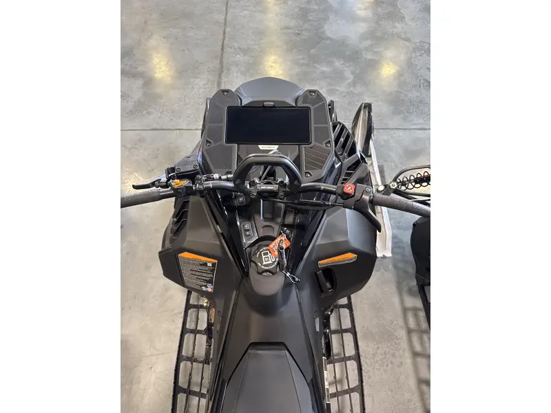 2026 Ski-Doo SUMMIT X w/ EXPERT Pkg 154 850 E-TEC Turbo R PowderMax X-Light 3.0" SHOT w/ 10.25" Touchscreen