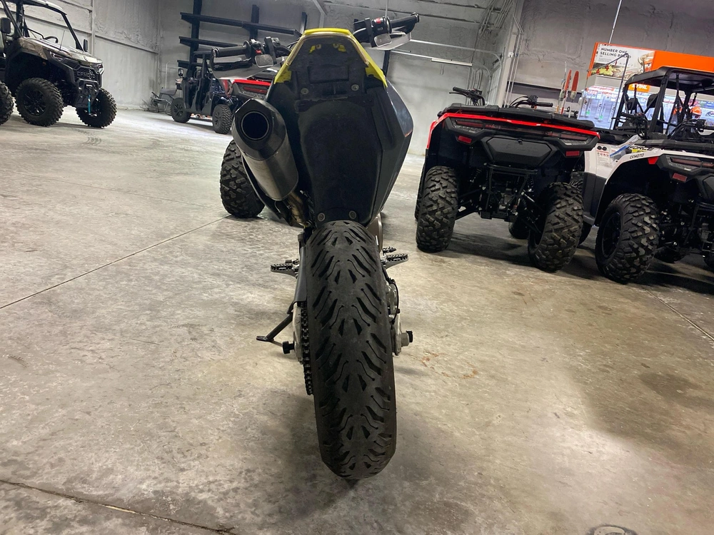 2023 Husqvarna Supermoto 701 alt