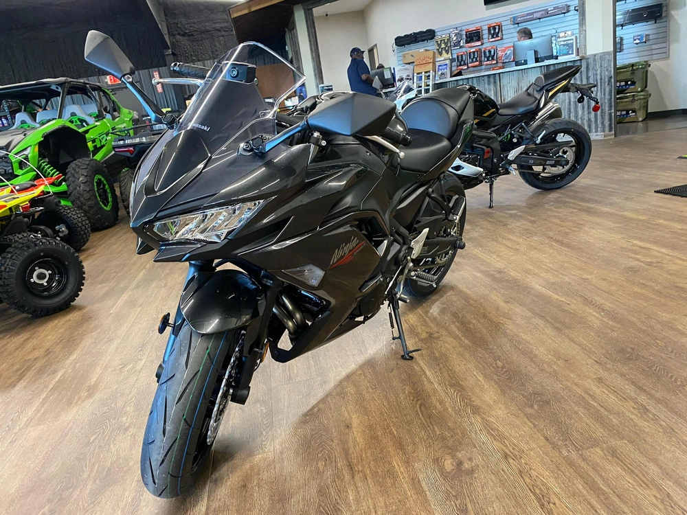 2026 Kawasaki Ninja® 650 Base Base alt