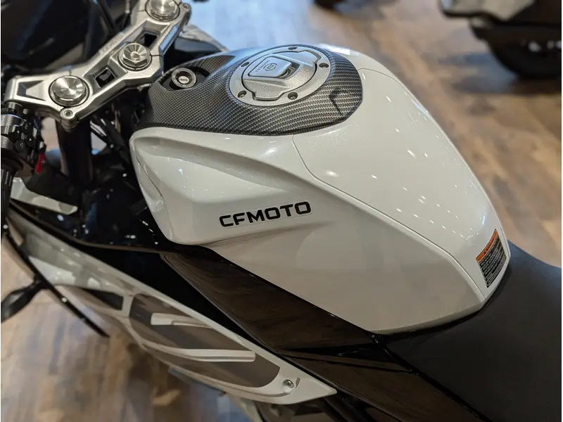 2026 CFMOTO 300SS // Nebula White thumbnail 9