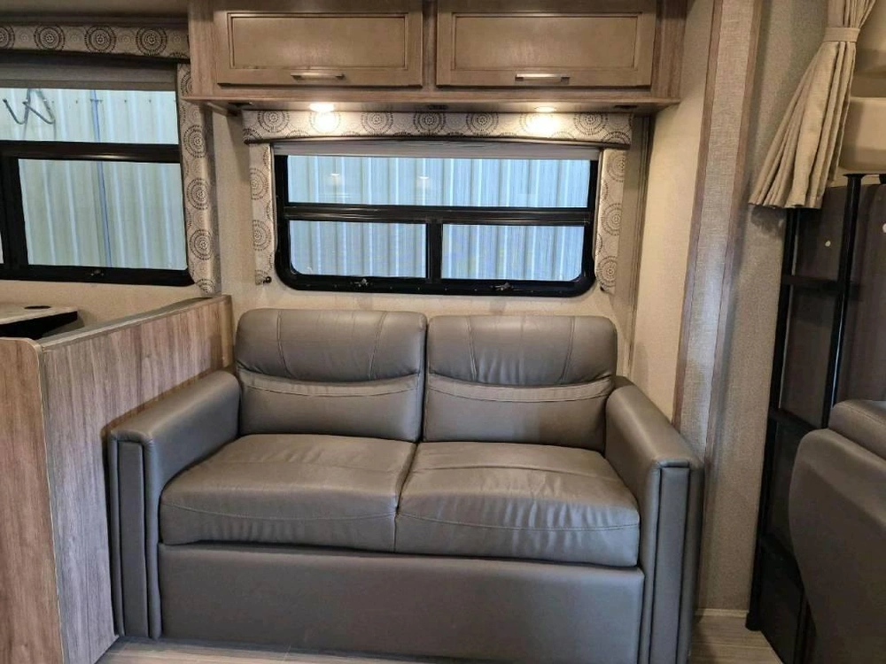 Entegra Coach Odyssey 29v 2020 alt