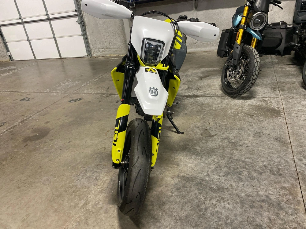 2023 Husqvarna Supermoto 701 alt