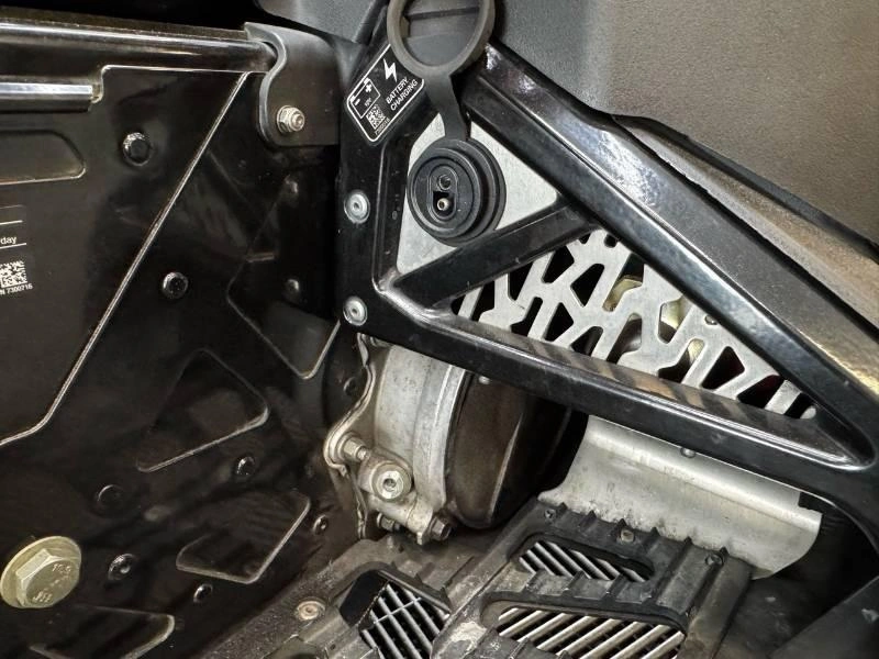 Polaris 650 Indy Adventure 137 2023 alt