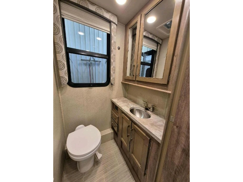 Entegra Coach Odyssey 29v 2020 alt